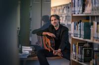 Muzikaal optreden "Huis vol boeken" Lennaert Maes